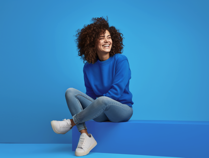 KredietHuis Spaarrekening - lachend vrouw in blauw